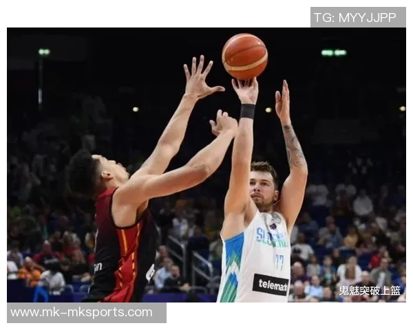 东契奇神勇表现三分球与突破上篮齐发力已砍下23分助球队争胜 东契奇神勇表现三分球与突破上篮齐发力已砍下23分助球队争胜