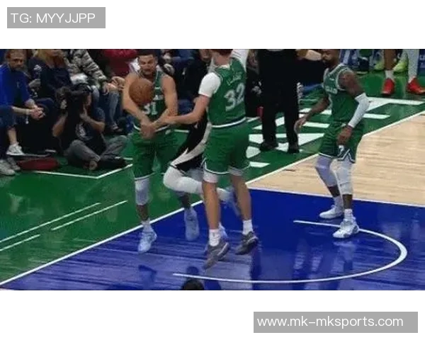 克莱重现巅峰状态成功防守字母哥展现强大实力 克莱重现巅峰状态成功防守字母哥展现强大实力