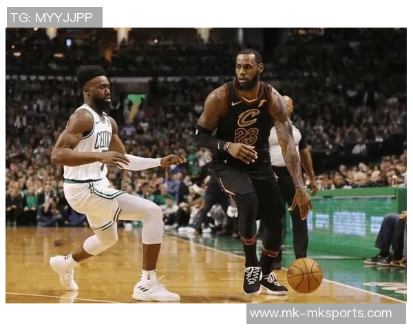 杰伦布朗半场表现平平12投仅4中贡献11分并抢下4个篮板