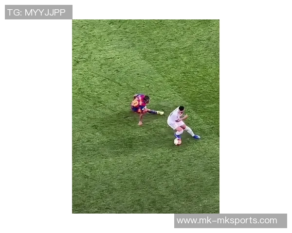 姆巴佩精彩过人引发冲突博伊罗愤怒推倒对手场面失控