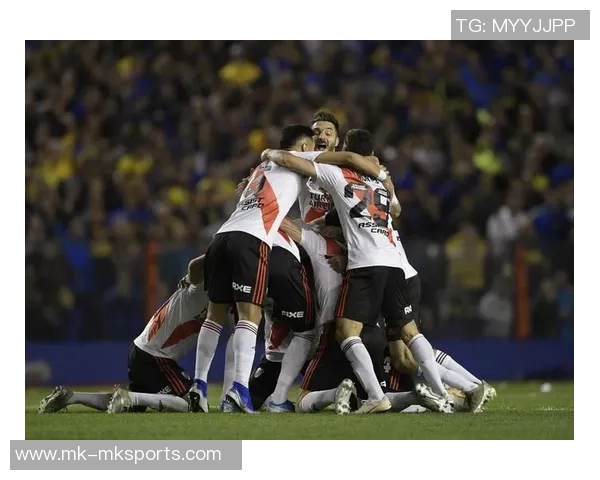 特维斯重返博卡主场获赠纪念球衣感动不已重温昔日辉煌