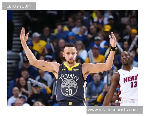 克莱首节火力全开三分球命中率惊人独行侠狂轰42分展现强大攻击力 克莱首节火力全开三分球命中率惊人独行侠狂轰42分展现强大攻击力